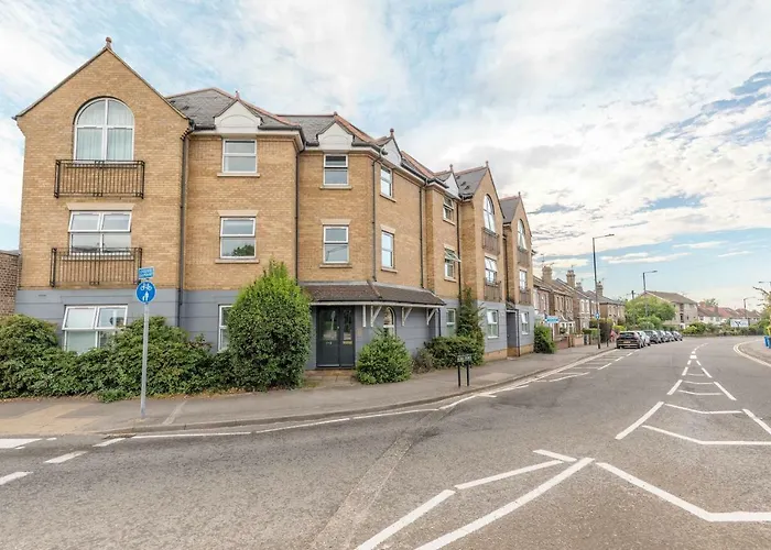 Modern Apartment Within Short Walk Of The Castle, High Street And Long Walk - Free Parking